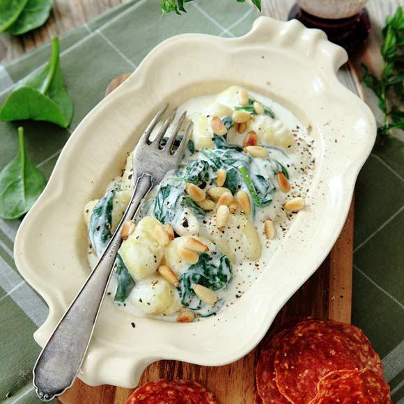 Krämig getostgnocchi med salamichips