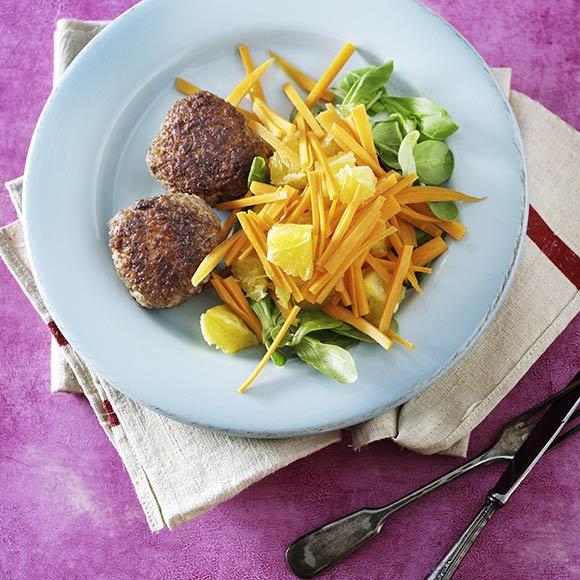 Köttfärsbiffar med morots- och apelsinsallad