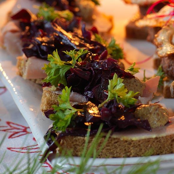 Vörtbröd med skinksnurra och rödkål