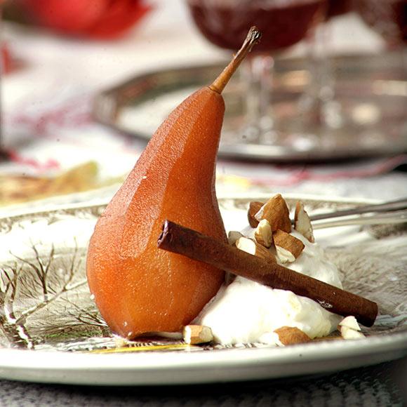 Glöggkokta päron med mandelgrädde