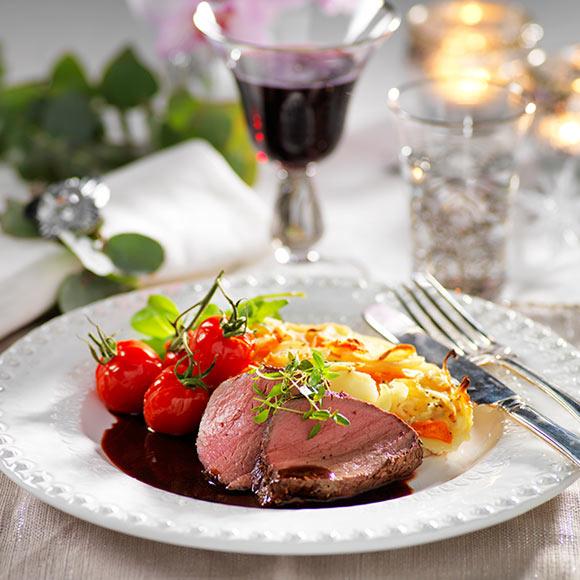 Helstekt oxfilé med potatiskaka och rödvinssås
