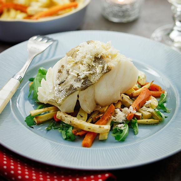 Ugnsbakad rimmad torsk med rotfruktsstavar, brynt smör och riven pepparrot