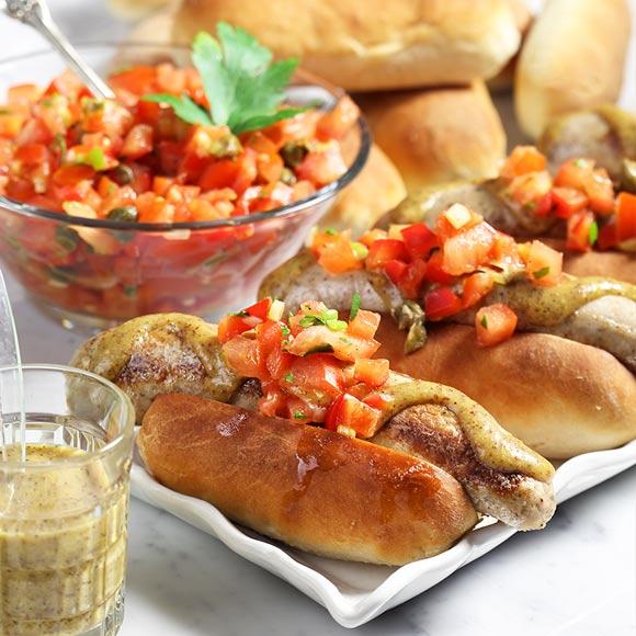 Bratwurst i korvbröd med tomat- och paprikasalsa