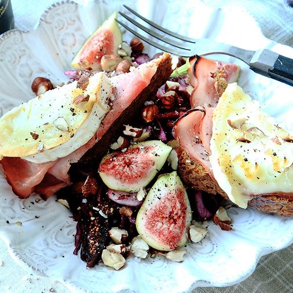 Rödkålssallad med fikon och getosttoast