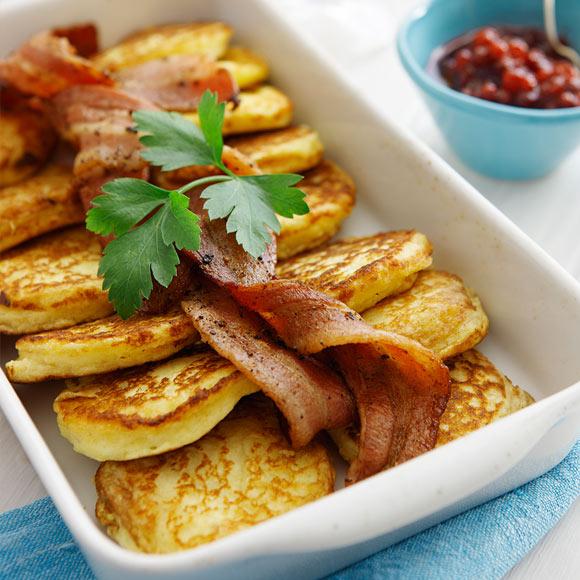 Kroppkakeplättar med kryddpepparstekt rimmat sidfläsk