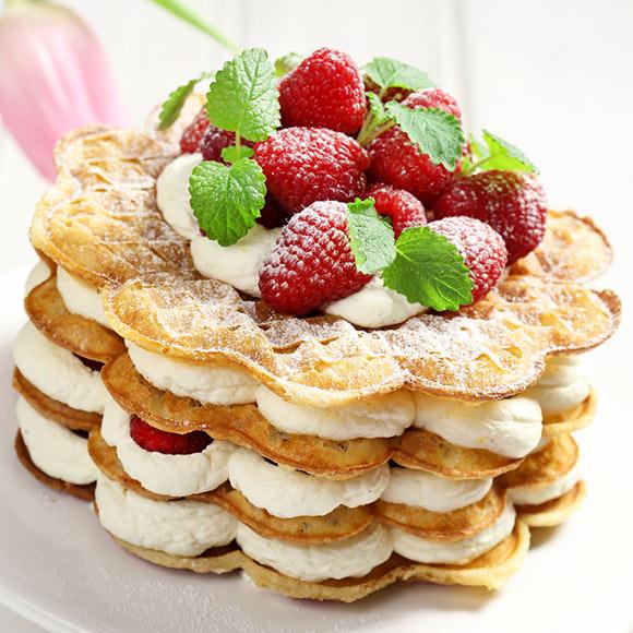 Ljuvlig våffeltårta med grädde & hallon