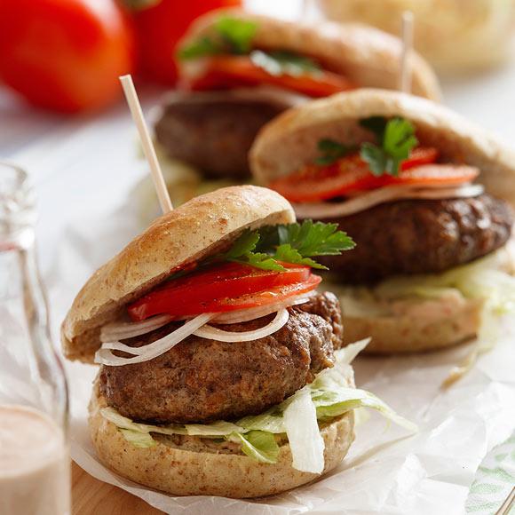 Grillad hamburgare med hamburgerdressing