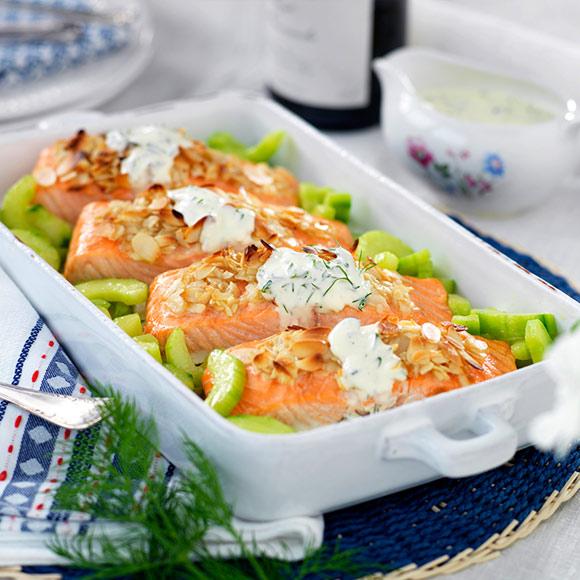 Festlig lax med mandel med dillsås och stekt gurka