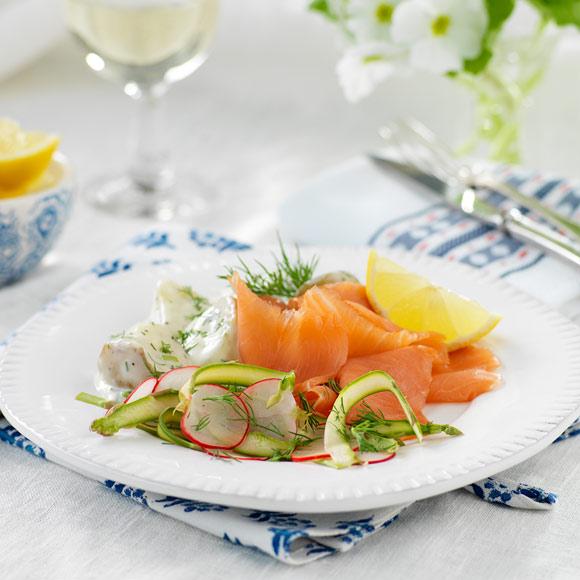 Lax med dillstuvad potatis och citronmarinerad sparris