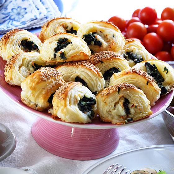 Smördegspuffar med spenat och chèvre