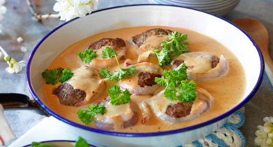 Baconlindade färsbiffar med senapssås och rostad potatis