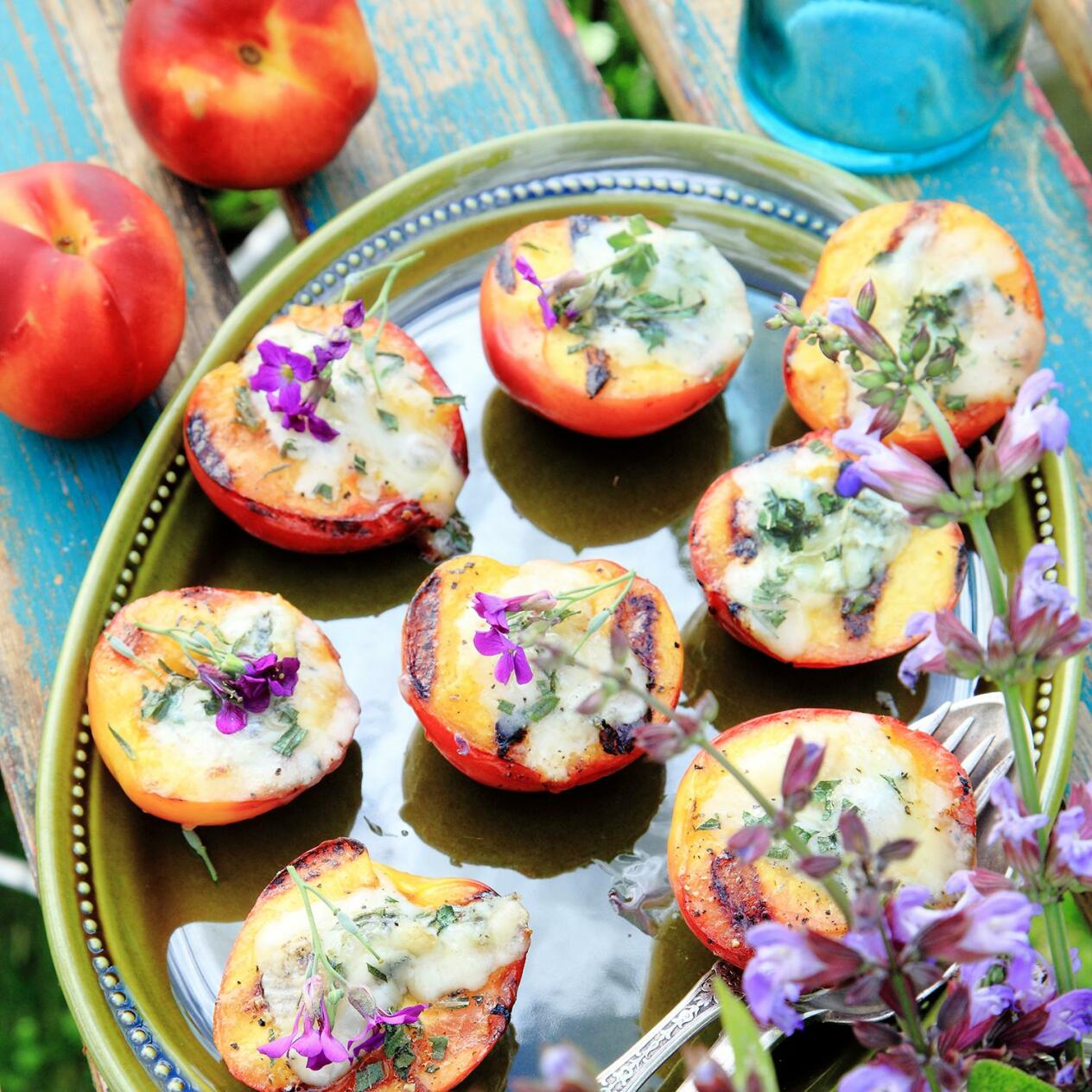 Grillade nektariner med gorgonzola