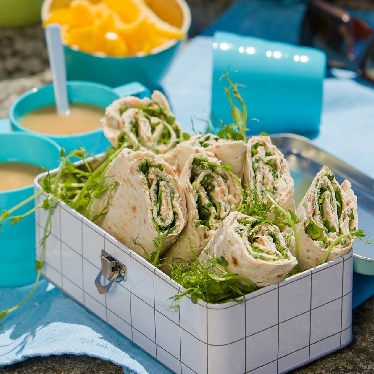 Tunnbrödsrullar med lax- och pepparrotskräm