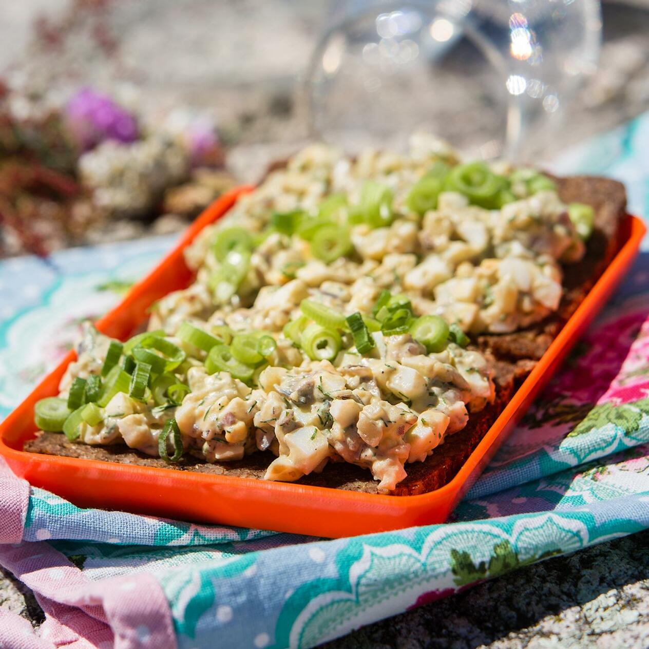 Grovt rågbröd med gubbröra