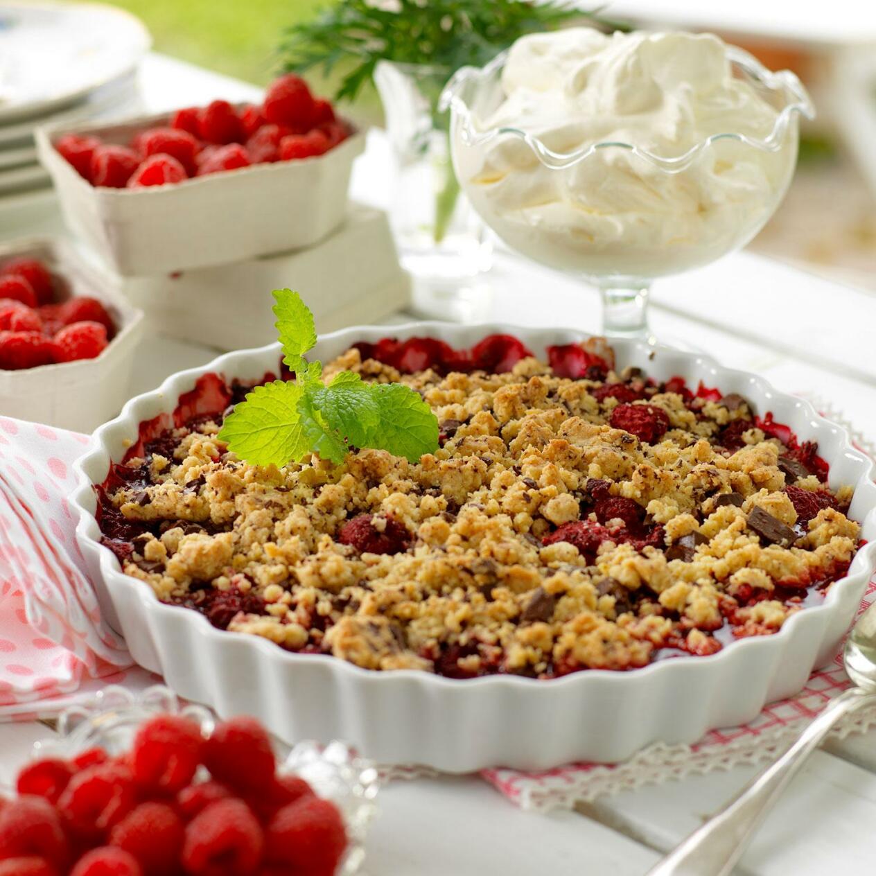 Hallonsmulpaj med mörk choklad