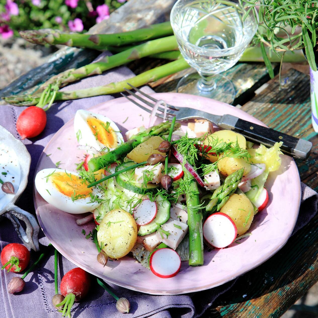Primörsallad med ägg och pepparrotsdressing