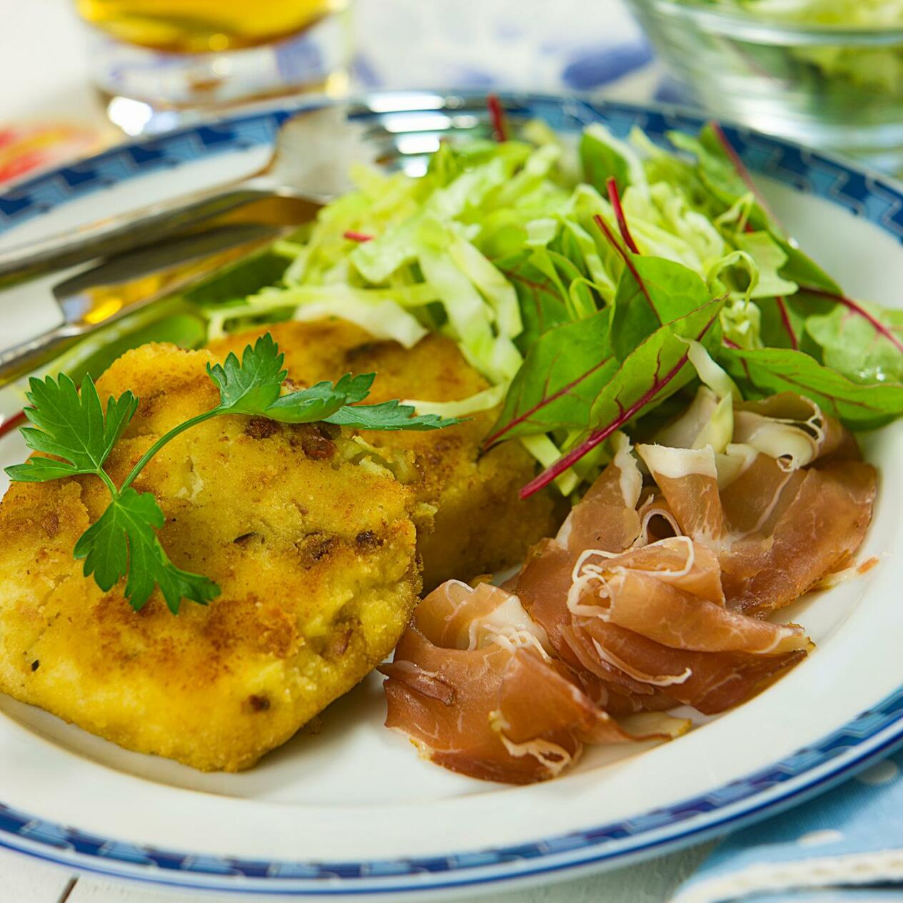 Potatisbullar med skinka och vitkålssallad