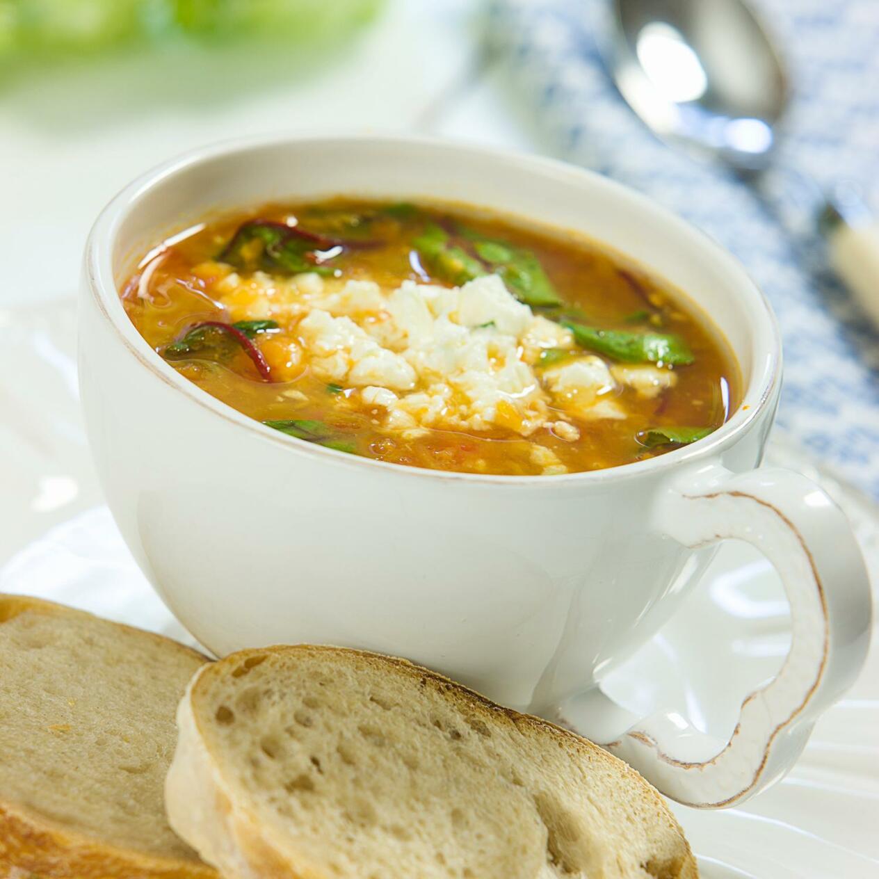 Linssoppa med tomat och fetaost