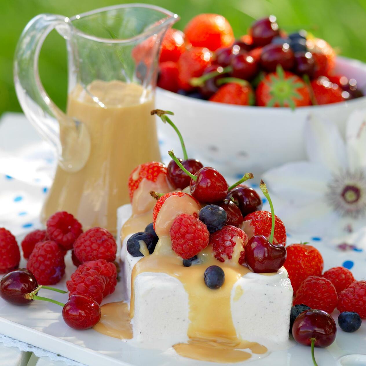 Glass, bär och vit chokladkolasås