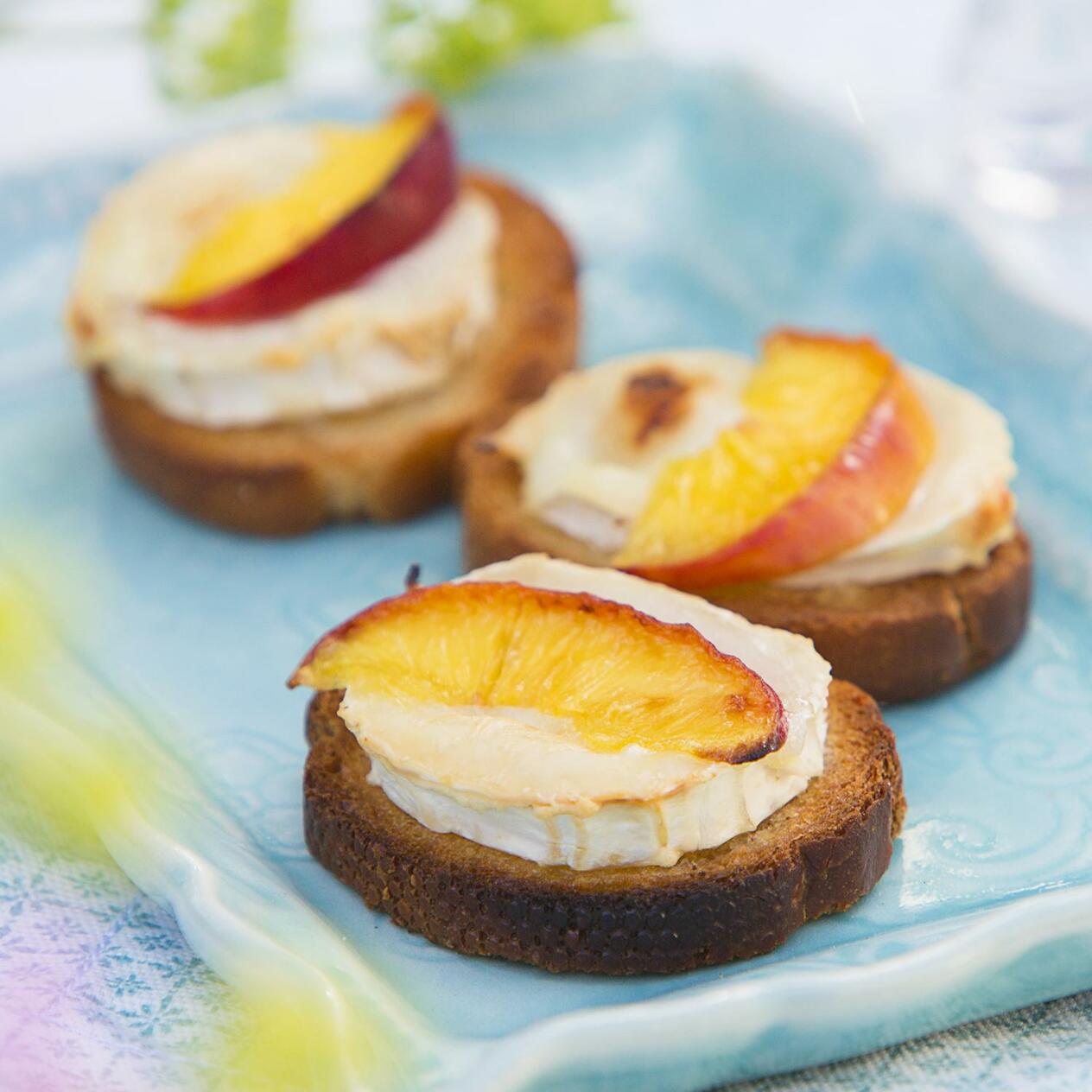 Chèvrecrostini med nektarin