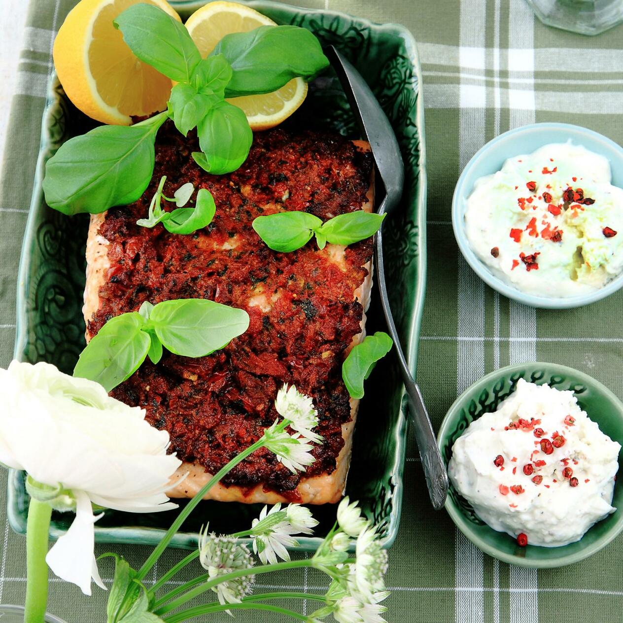 Pestobakad lax med getostyoghurt