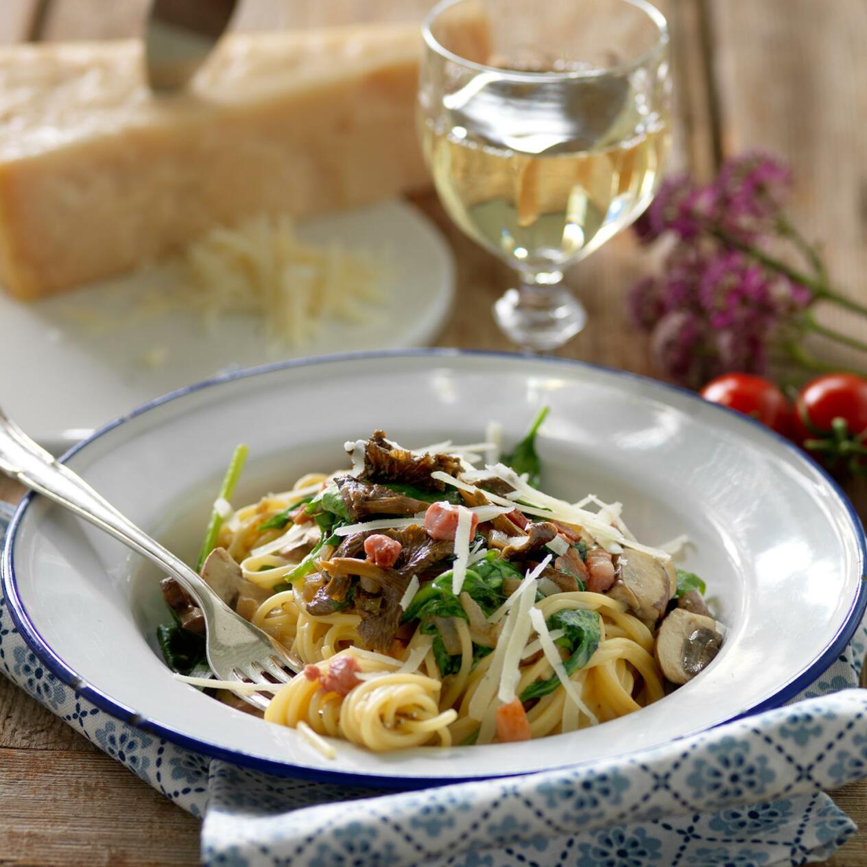 Pasta med trattkantareller och champinjoner
