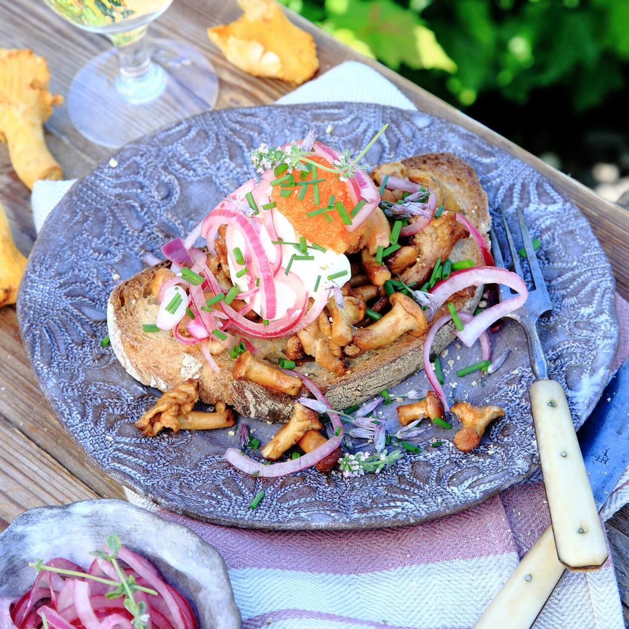 Kantarelltoast med löjrom och picklad rödlök