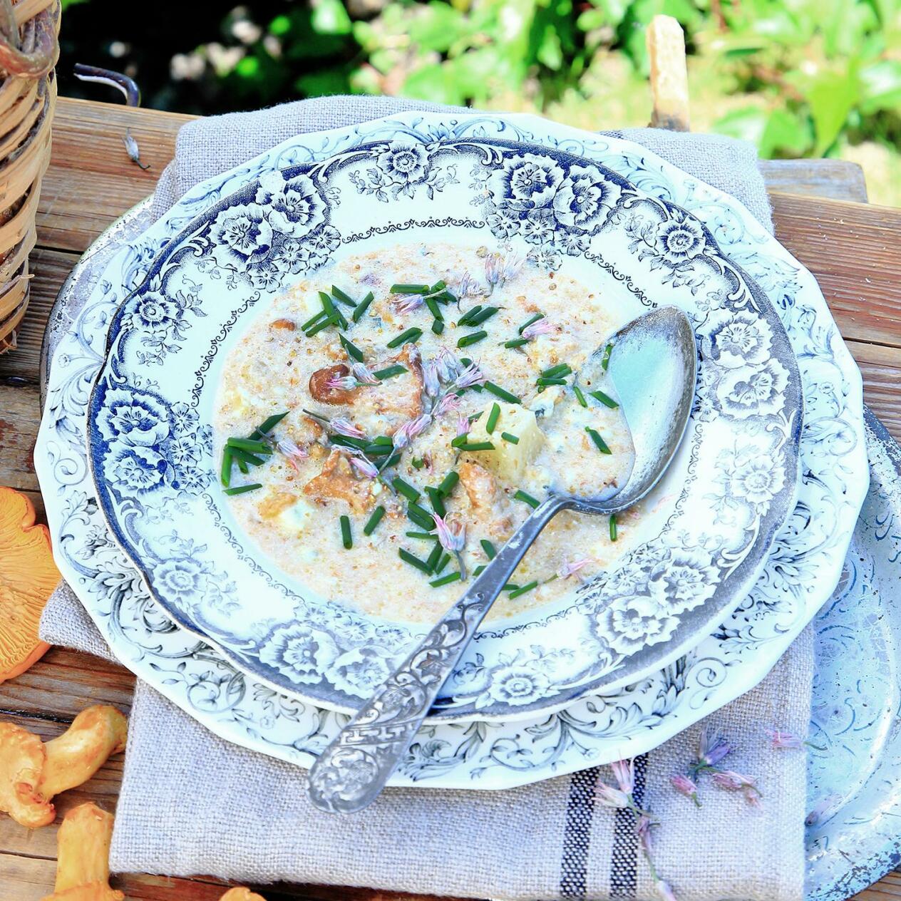 Kantarellsoppa med rotselleri och ädelost