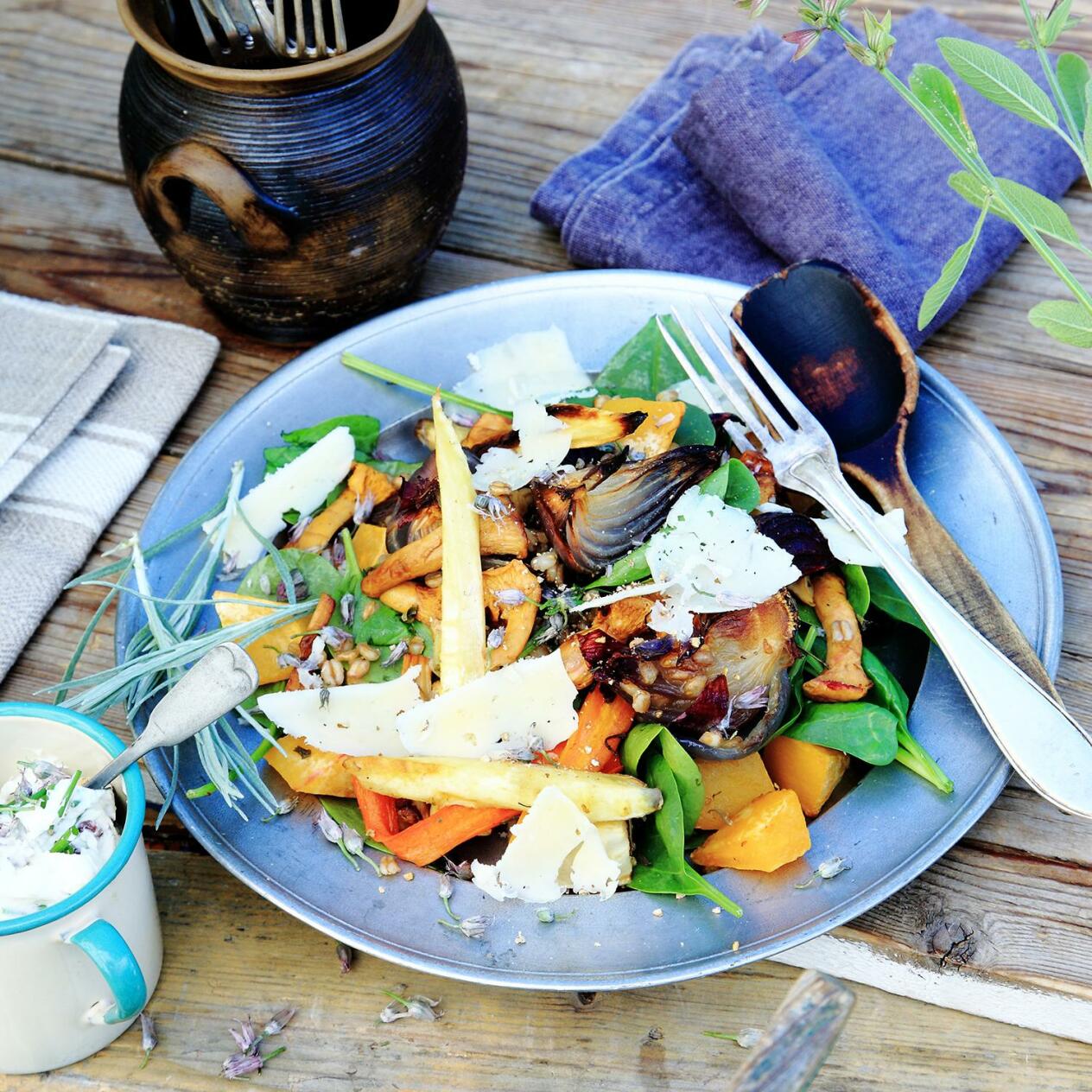 Rotfruktssallad med kantareller och rensteksröra