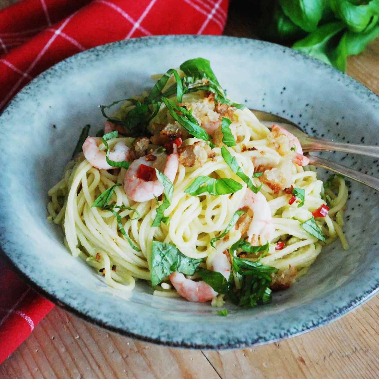 Räkspagetti med avokado och brödcrumble