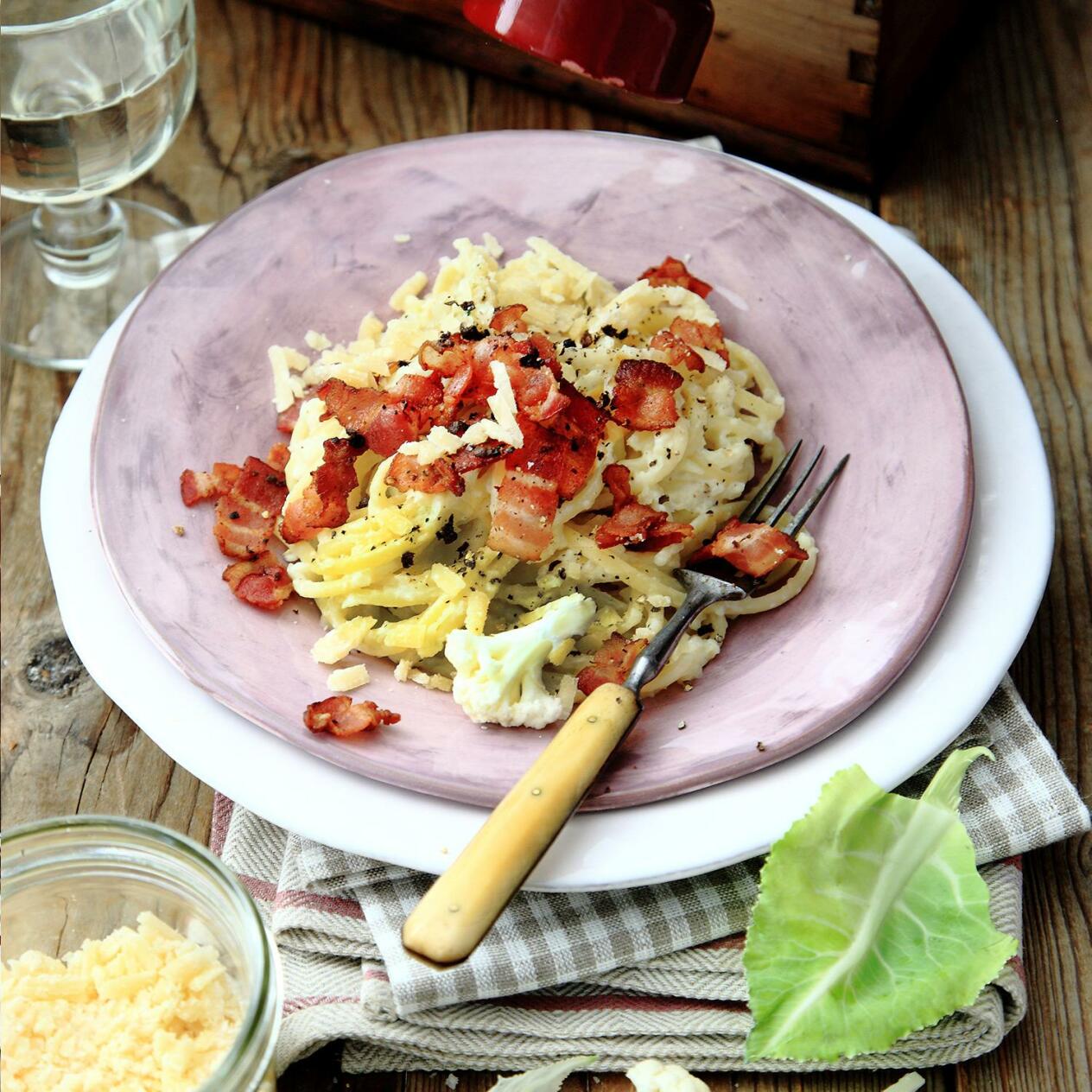 Blomkålspasta med kryddpepparstekt bacon