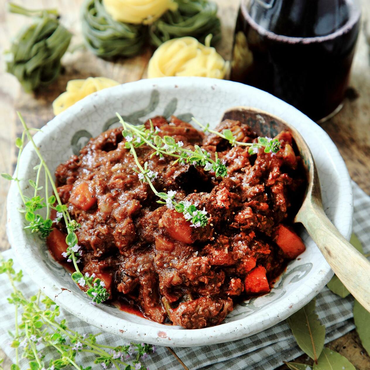 Vinmarinerad högrevsragu med tagliatelle