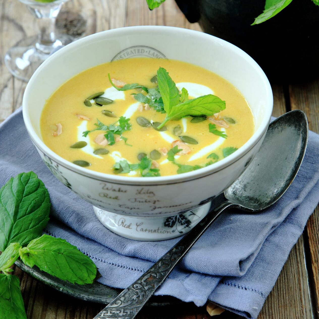 Pumpasoppa med curry och jordnötter