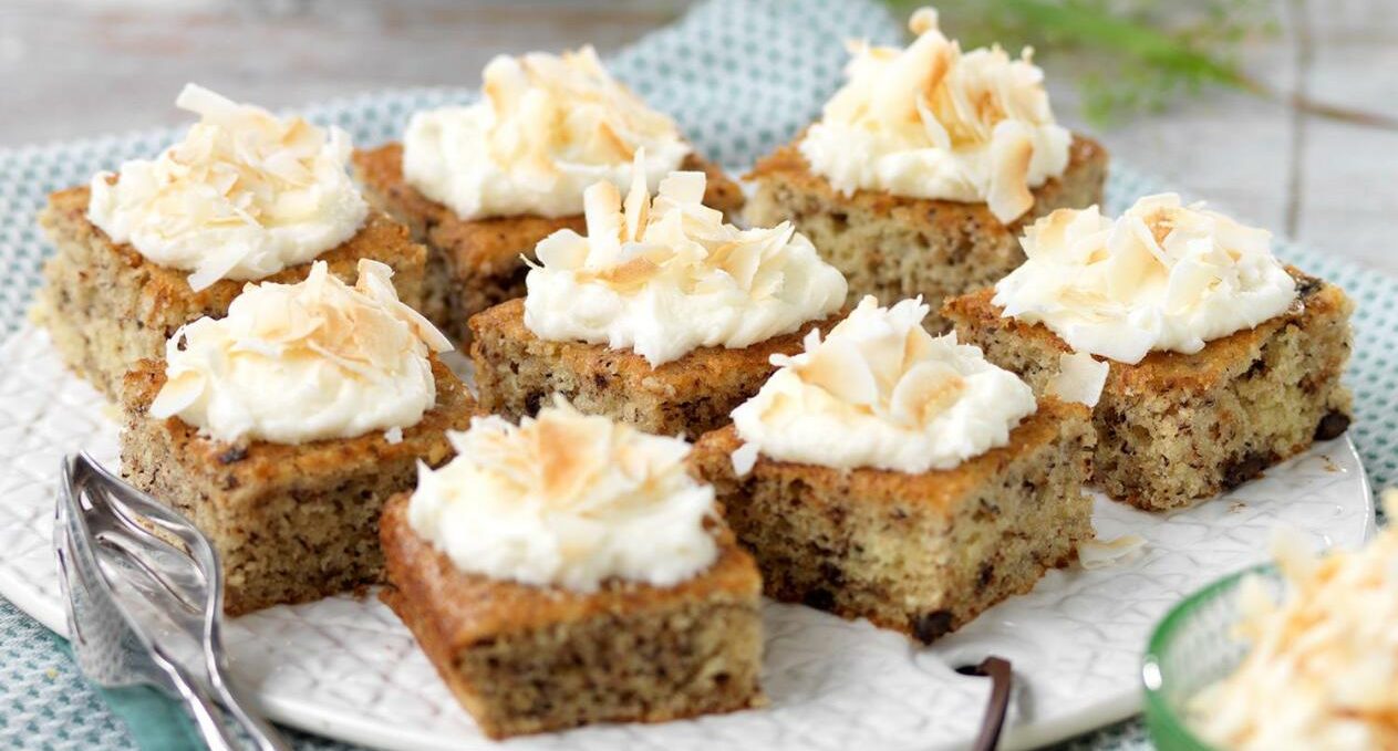 Banankaka med kokosfrosting och choklad