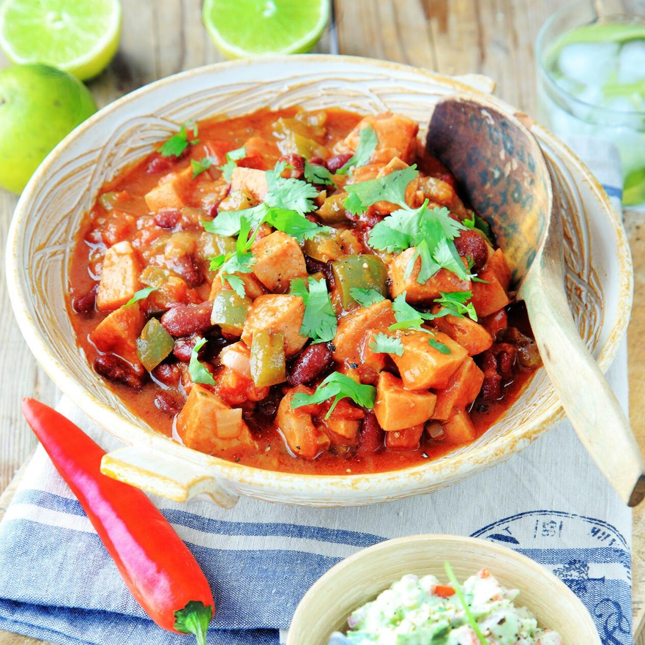 Chili med bönor och avokadoyoghurt