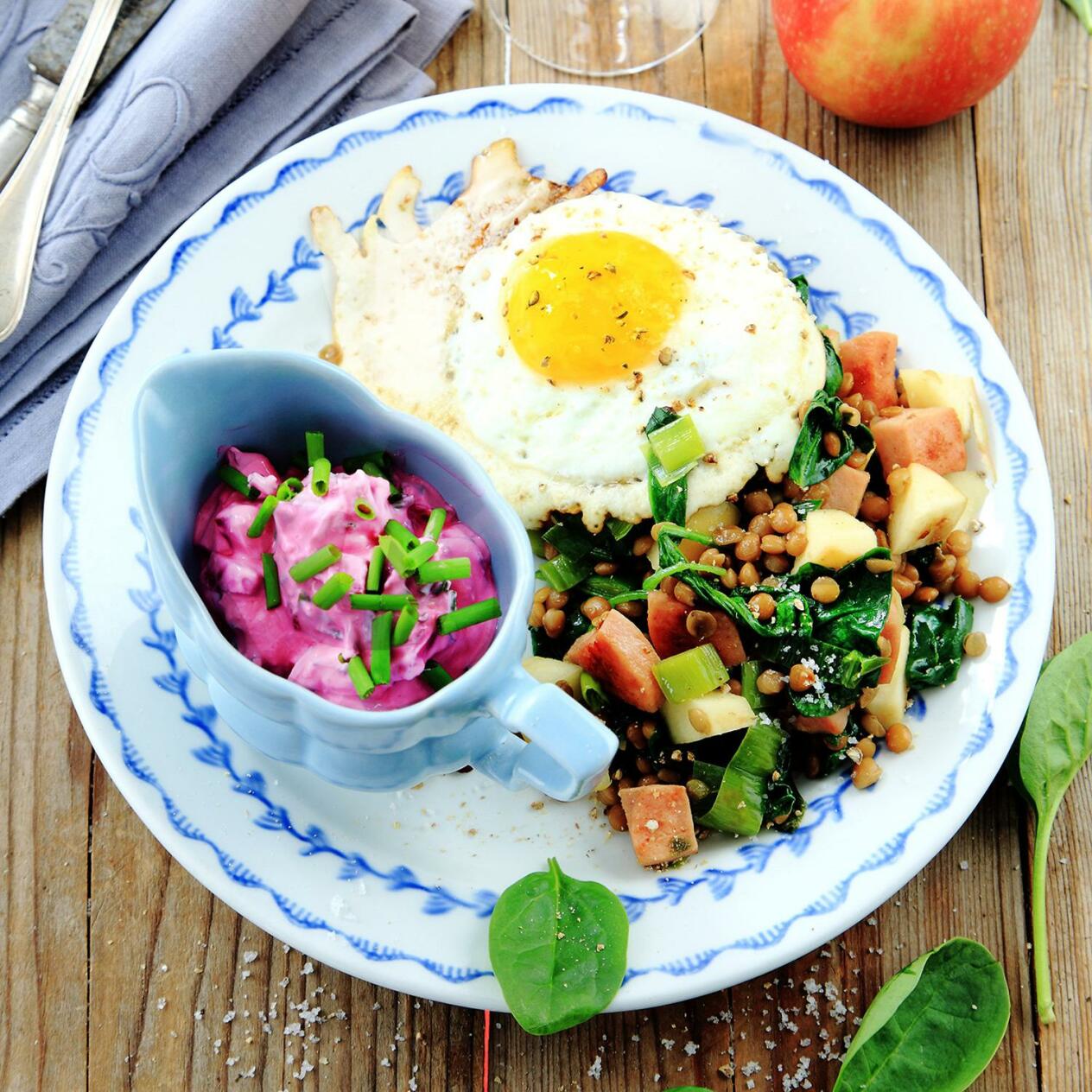 Linspytt med spenat och rödbetsyoghurt