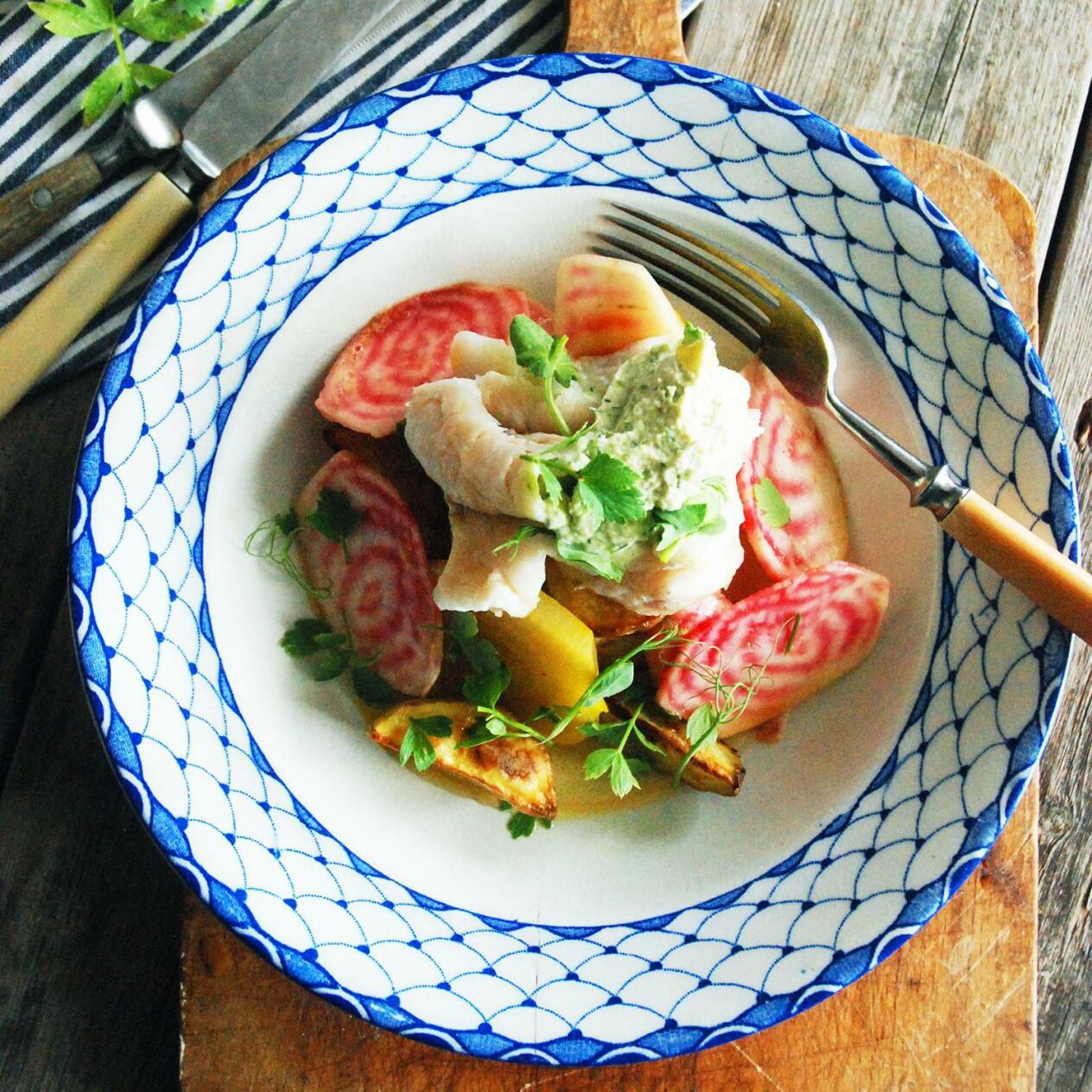 Ugnsbakad torsk med smörslungade betor, klyftpotatis och örtkräm