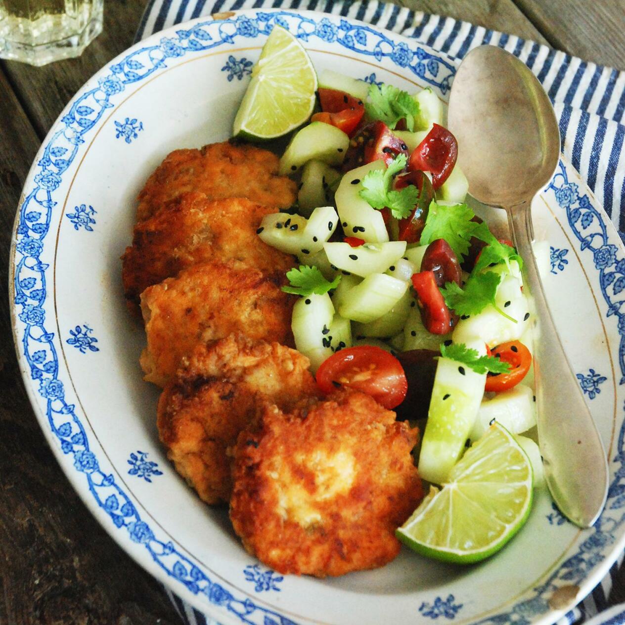 Fiskbiffar med syrlig gurksallad