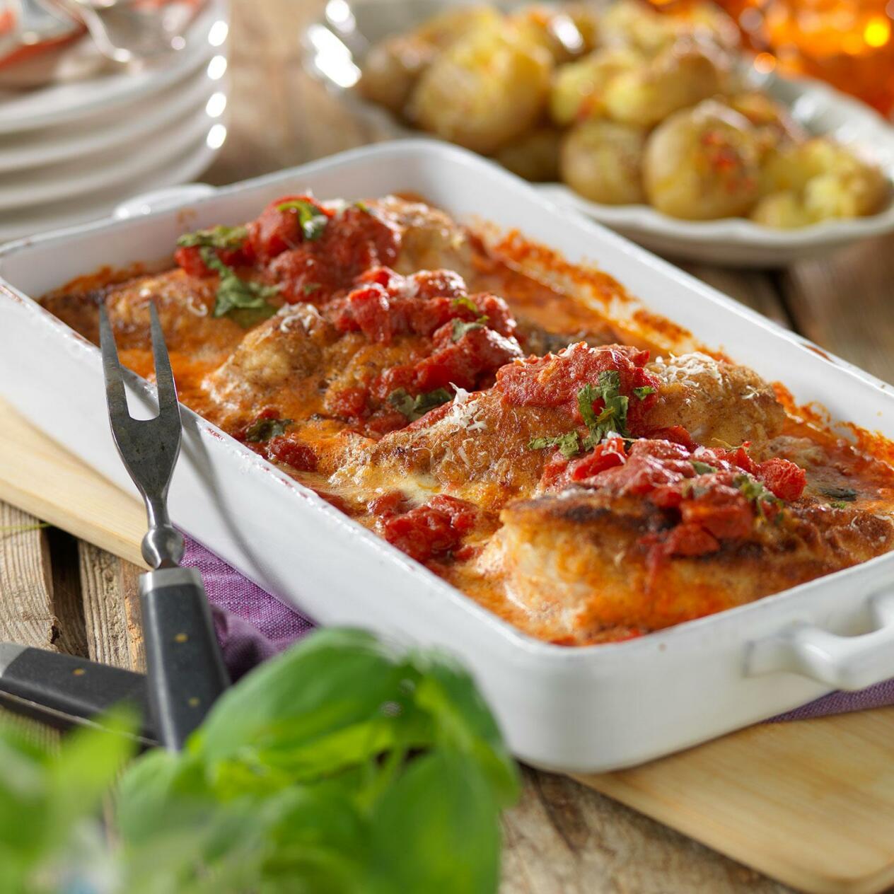 Ostfylld kyckling i tomatsås  med krossad potatis