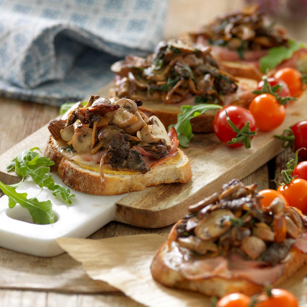 Svampmacka med lufttorkad skinka och rucola