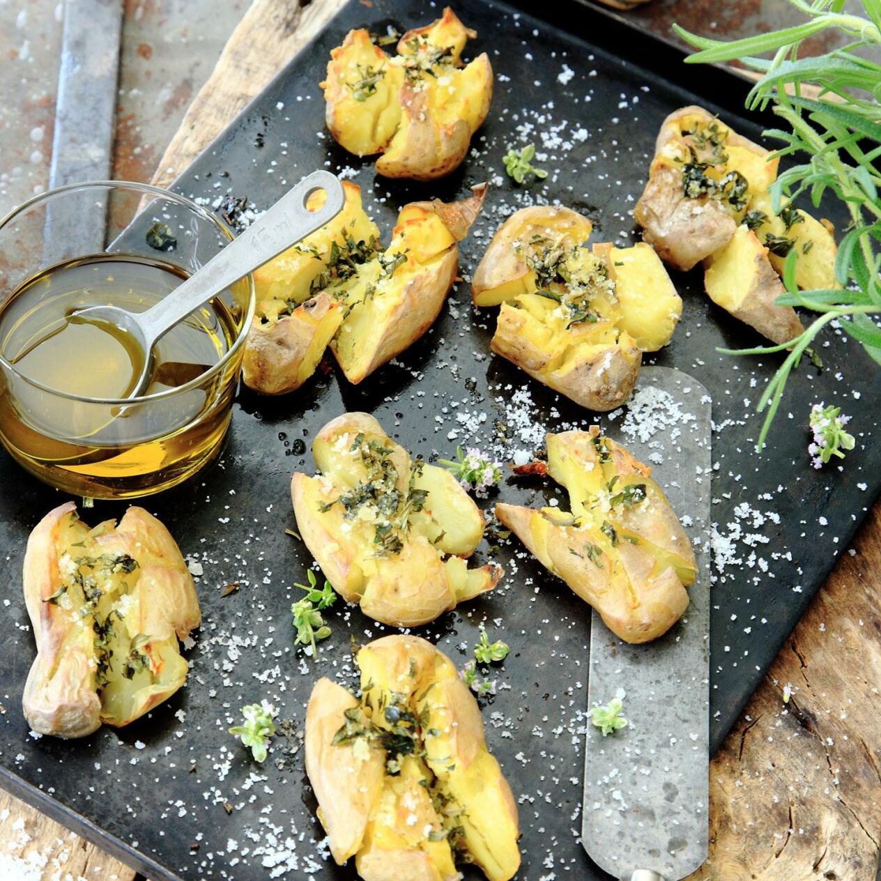 Krossad örtpotatis i ugnen