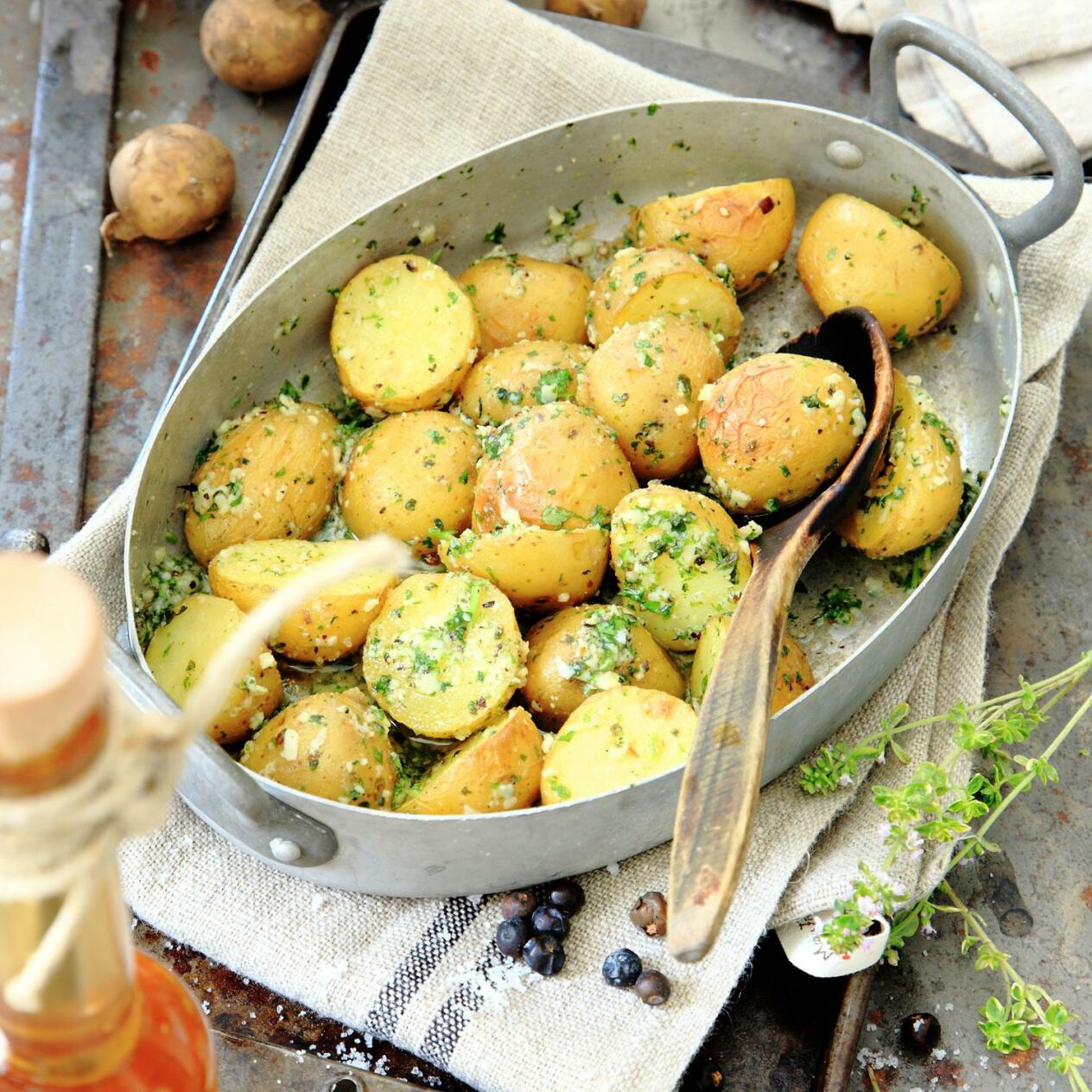 Ugnspotatis med enbärspesto