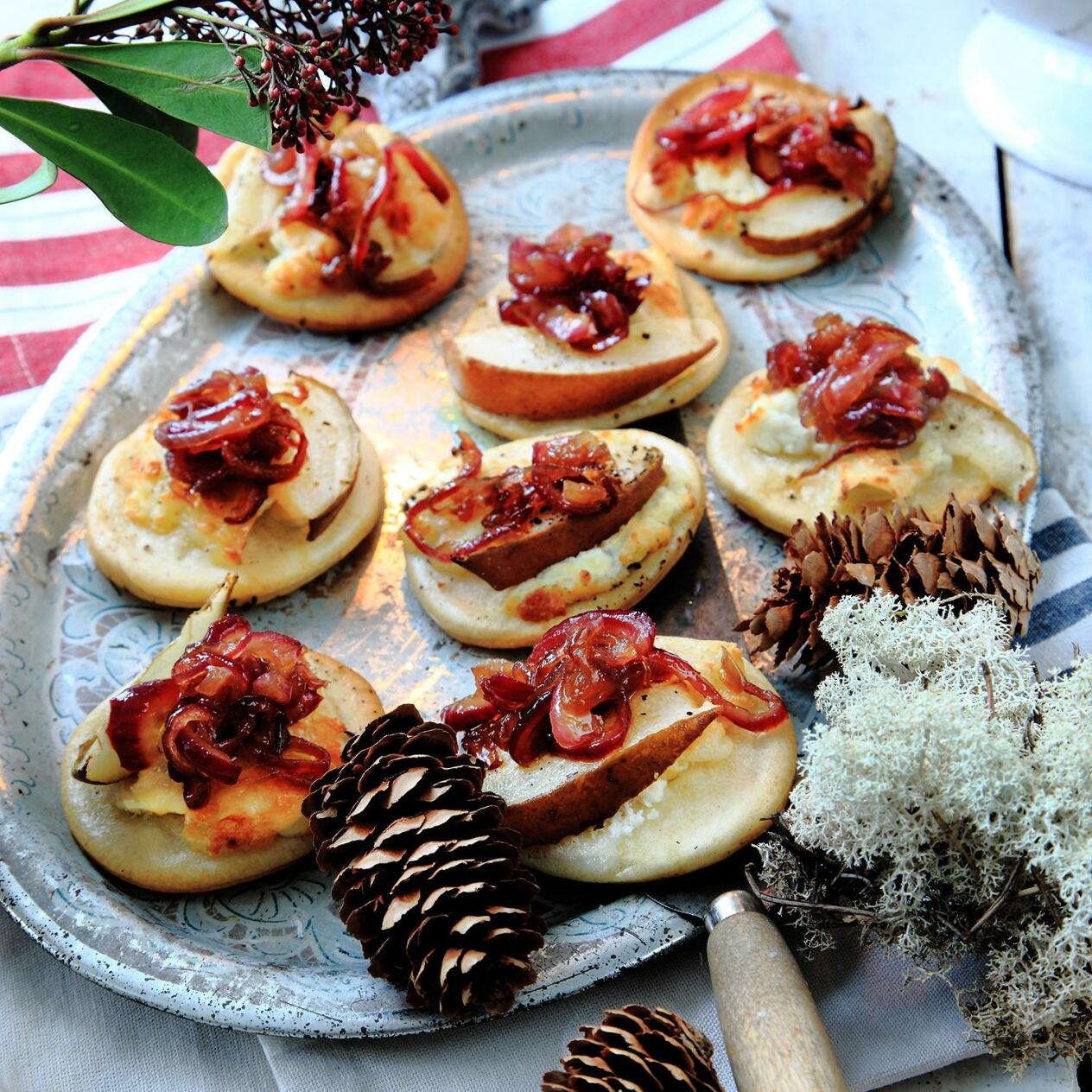 Minipizzor med getost och rödlök