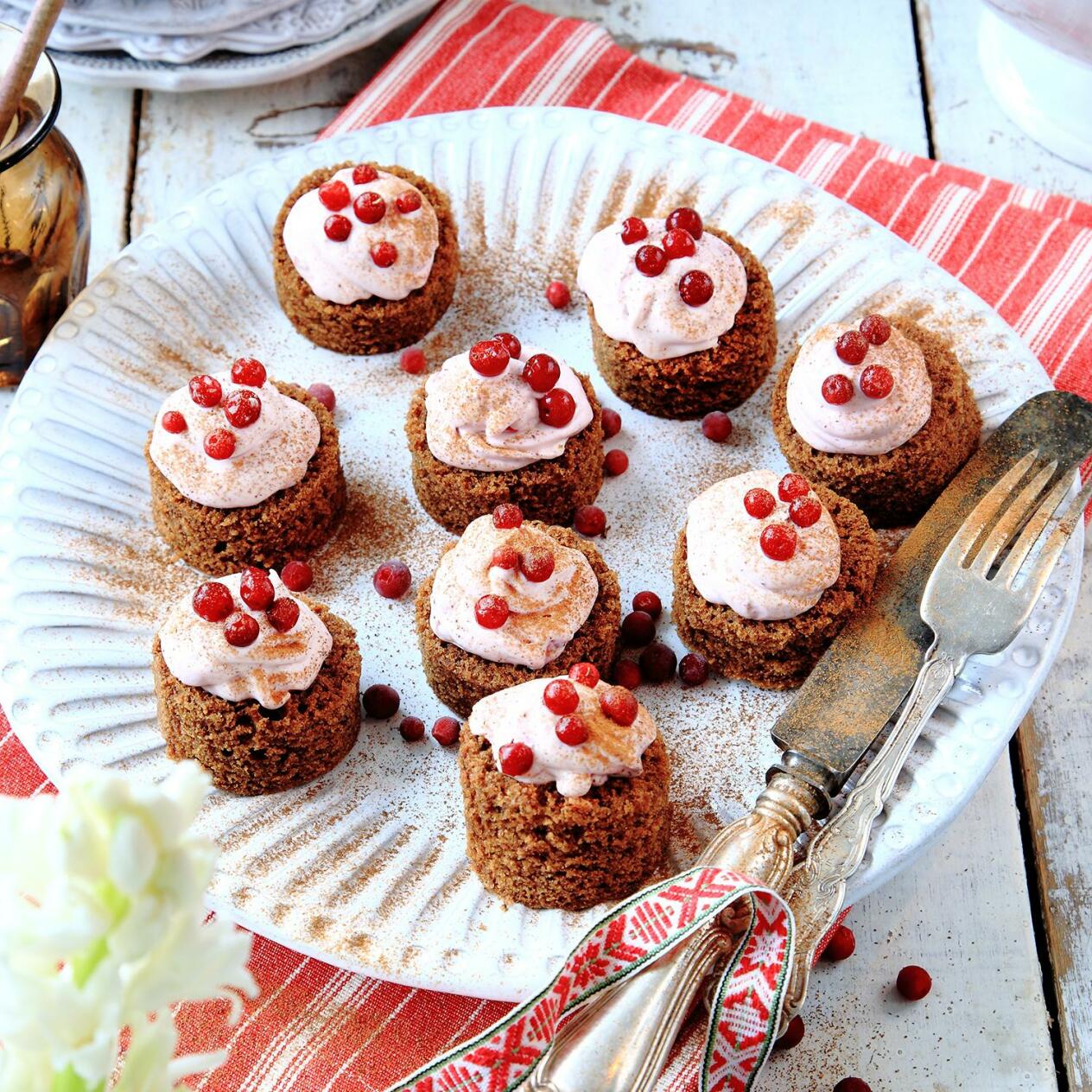 Pepparkaksbakelse med lingon