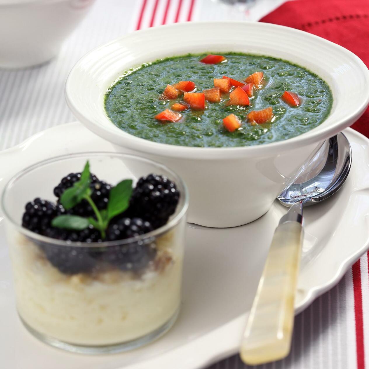 Spenatsoppa och ostkaka med björnbär