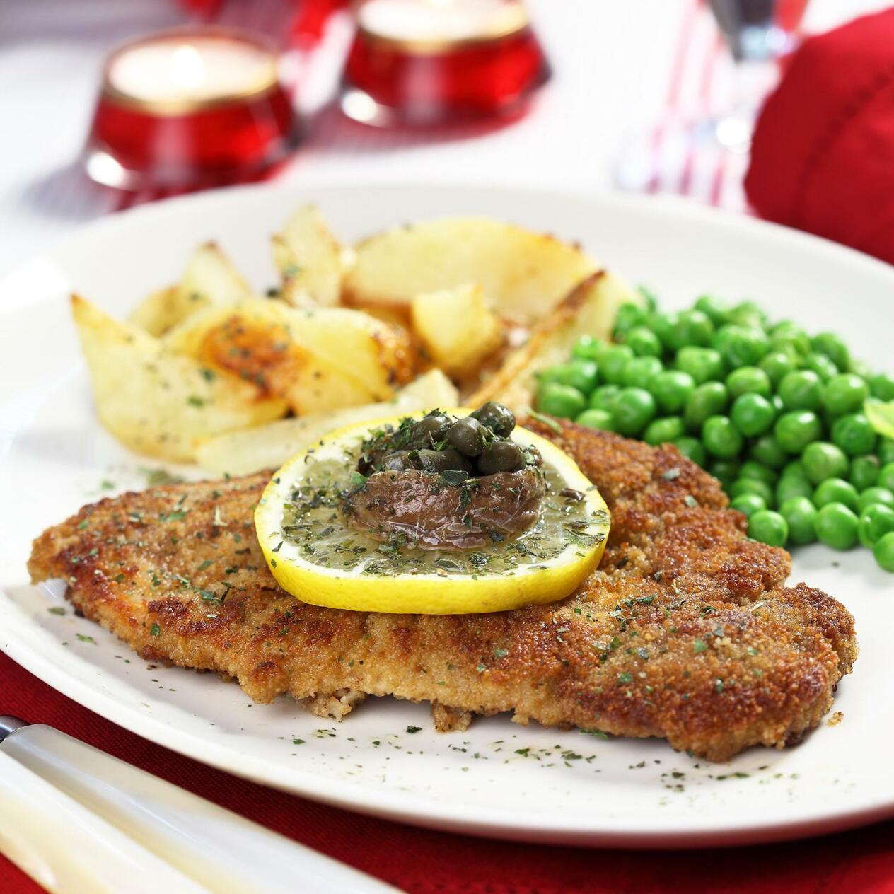 Schnitzel med ärter och klyftpotatis