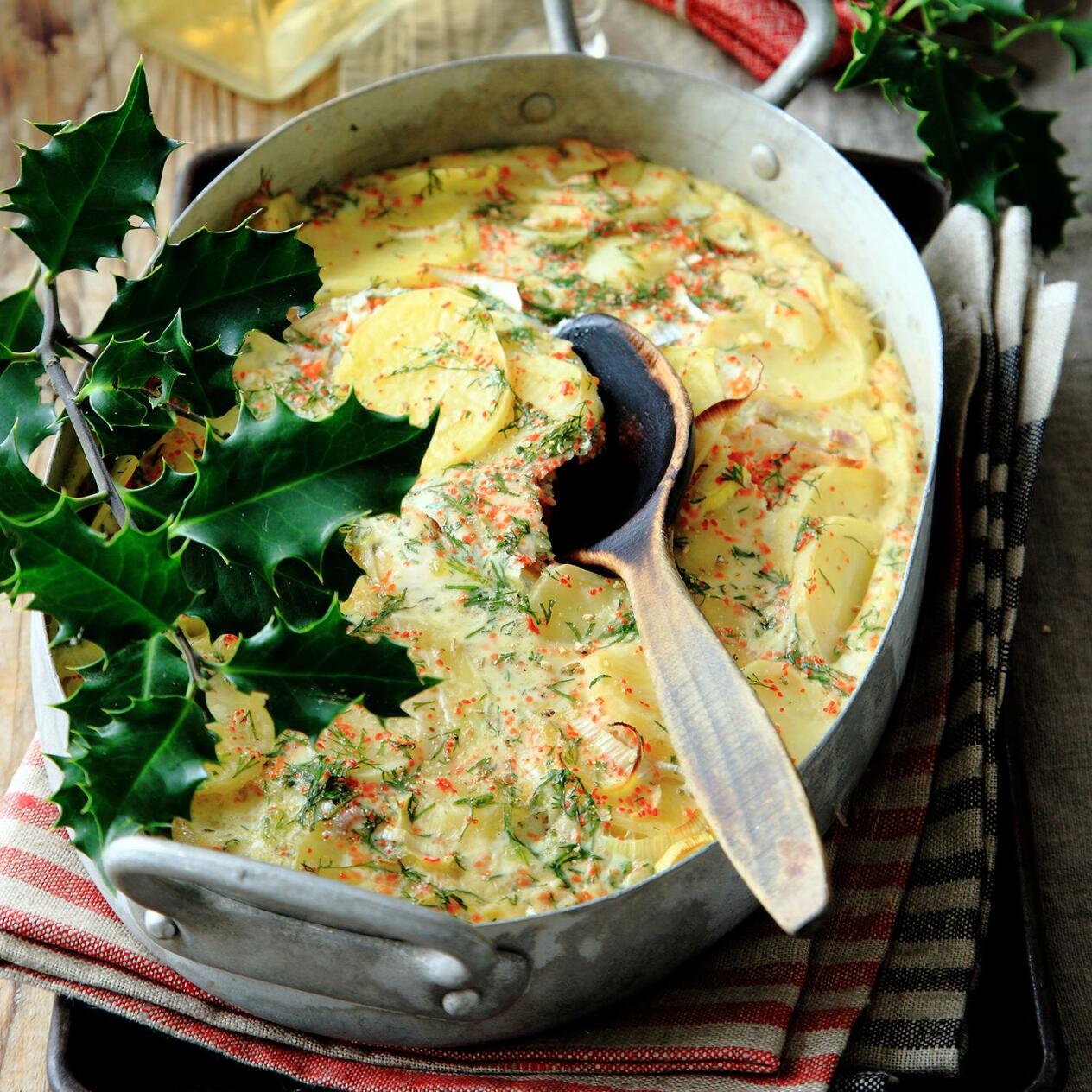 Potatislåda med lök och tångkaviar