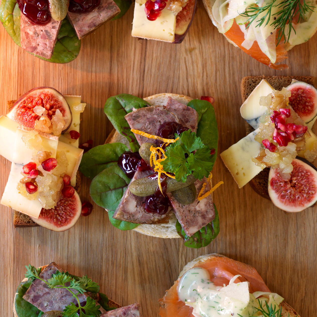 Patémackor med lingoncumberlandsås