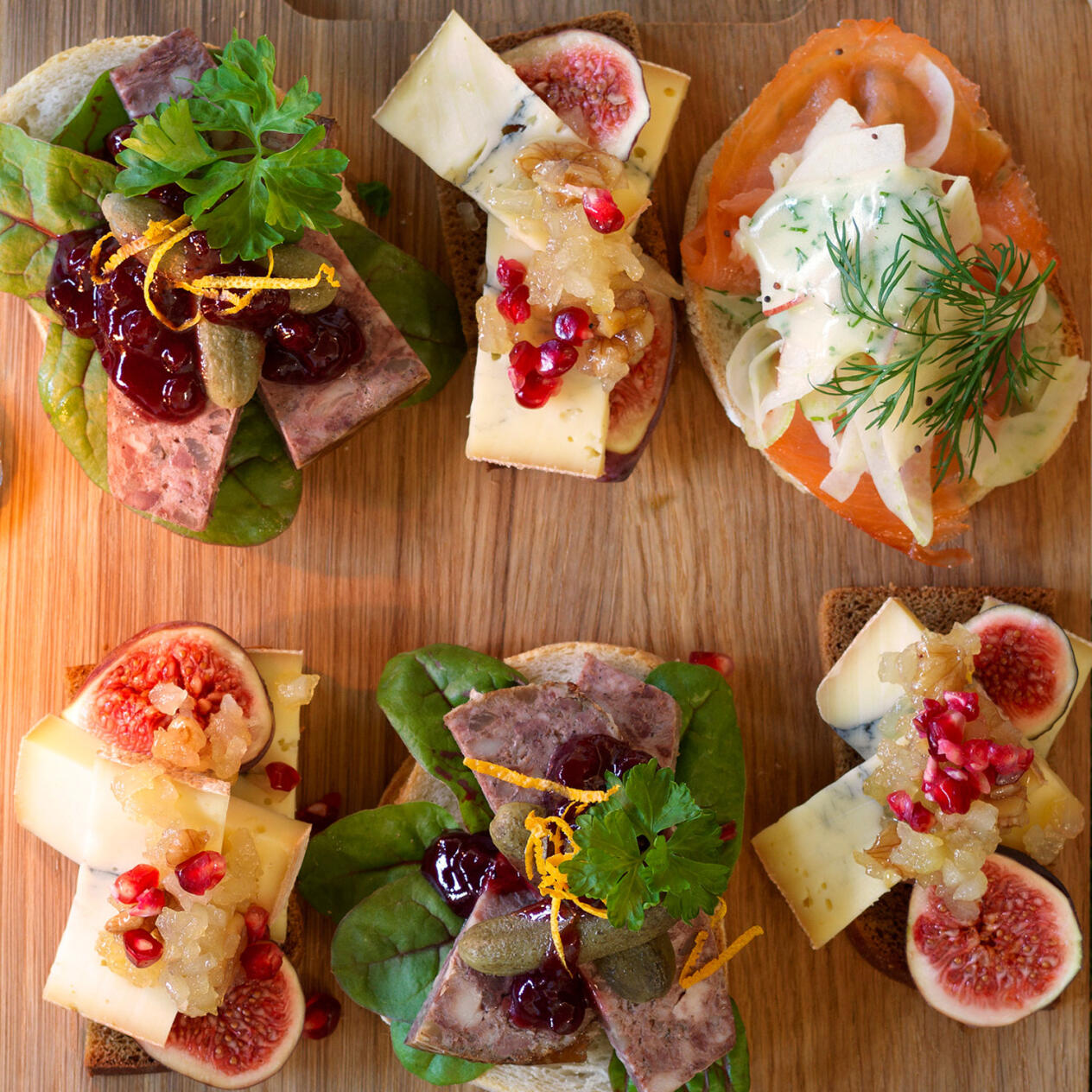 Ostmackor med päronkompott