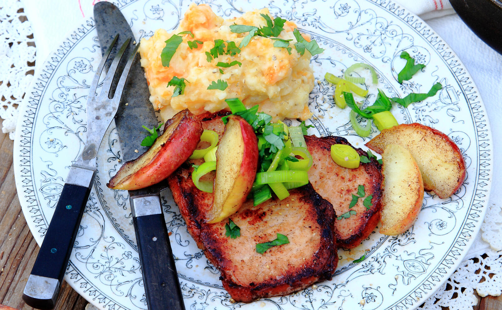 Stekt kassler med rotfruktspuré och picklad purjolök